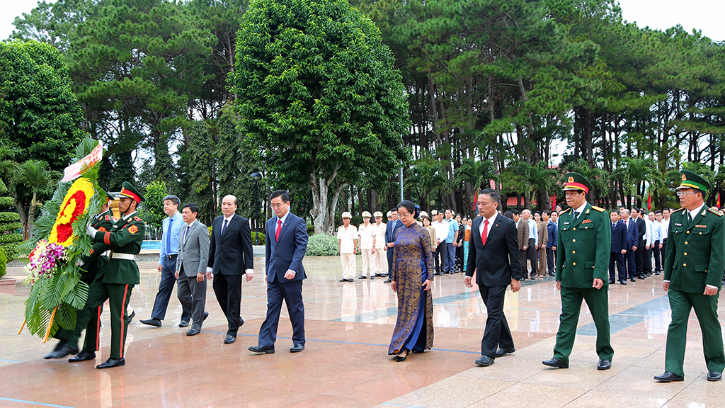 Lễ dâng hương, Lễ viếng Nghĩa trang Liệt sĩ tỉnh nhân kỷ niệm 120 năm Ngày thành lập tỉnh